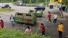 Kegiatan Jumat Bersih yang dilakukan Pemda Sumba Barat yang di pimpin oleh Wakil Bupati, John Lado Bora Kabba (Foto: Umbu Sorung/Savanaparadise.com)
