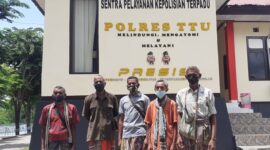 Matheos Tfulin bersama beberapa rekannya melaporkan dugaan Penipuan yang mereka alami ke Polres TTU (Foto: Yuven Abi/Savanaparadise.com)