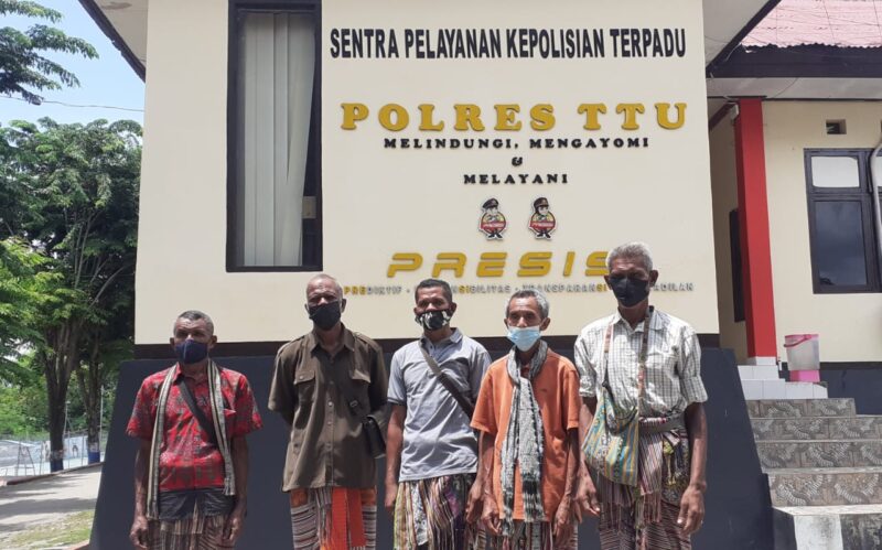 Matheos Tfulin bersama beberapa rekannya melaporkan dugaan Penipuan yang mereka alami ke Polres TTU (Foto: Yuven Abi/Savanaparadise.com)