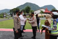 Kapolres Ende, Albertus Andreana sedang menyerahkan piagam penghargaan (Foto: Istimewa)