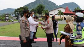 Kapolres Ende, Albertus Andreana sedang menyerahkan piagam penghargaan (Foto: Istimewa)