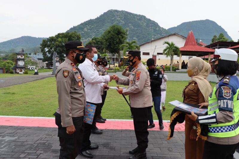 Kapolres Ende, Albertus Andreana sedang menyerahkan piagam penghargaan (Foto: Istimewa)