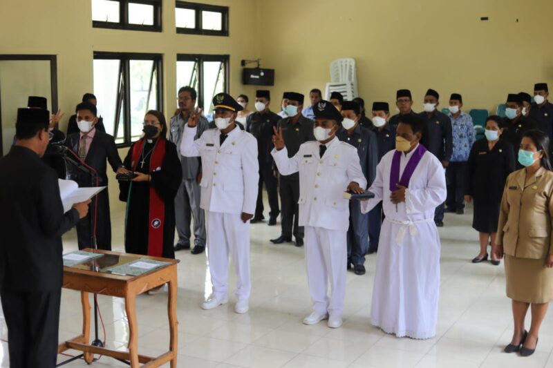 Bupati Sumba Tengah, Paulus S.K Limu melantik Eselon II (Foto: Umbu Sorung/Savanaparadise.com)