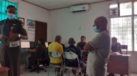 Jaksa Penuntut Umum(JPU) saat melakukan pemeriksaan terhadap 3 pelaku pencabulan dan kekerasan seksual terhadap anak di bawah umur (Foto : Yuven Abi/Savana paradise.com)