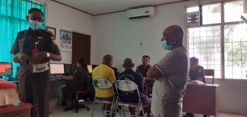 Jaksa Penuntut Umum(JPU) saat melakukan pemeriksaan terhadap 3 pelaku pencabulan dan kekerasan seksual terhadap anak di bawah umur (Foto : Yuven Abi/Savana paradise.com)