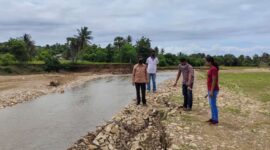 Bupati Sabu Raijua, Nikodemus Rihi Heke saat tinjau lokasi banjir di Desa Depe yang didampingi oleh Pj. Kepala Desa Depe, Alfret Radja (Foto: Istimewa)