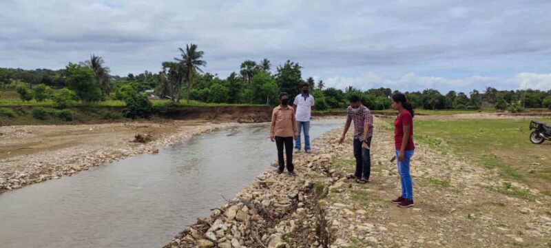 Bupati Sabu Raijua, Nikodemus Rihi Heke saat tinjau lokasi banjir di Desa Depe yang didampingi oleh Pj. Kepala Desa Depe, Alfret Radja (Foto: Istimewa)
