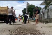 Anggota Satlantas Polres TTU, sedang memperbaiki ruas jalan berlobang di wilayah Kota Kefamenanu (Foto: Yuven Abi/Savanaparadise.com)