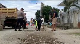Anggota Satlantas Polres TTU, sedang memperbaiki ruas jalan berlobang di wilayah Kota Kefamenanu (Foto: Yuven Abi/Savanaparadise.com)