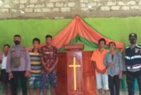 Penyerahan Satu Buah Mimbar Gereja oleh Bripka Andreas Muja (Foto: Umbu Sorung/Savanaparadise.com)