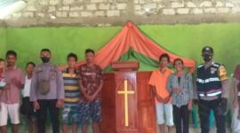 Penyerahan Satu Buah Mimbar Gereja oleh Bripka Andreas Muja (Foto: Umbu Sorung/Savanaparadise.com)