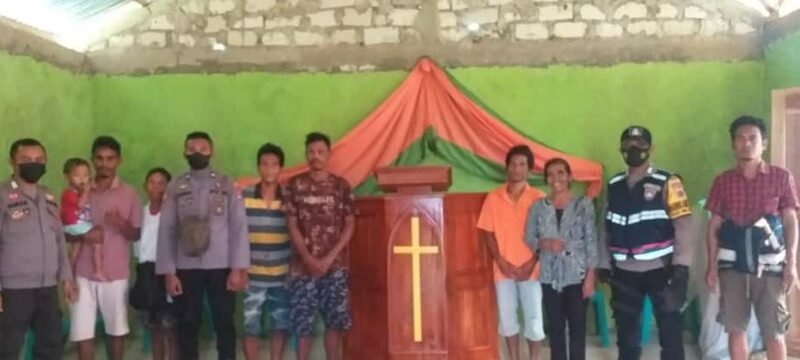 Penyerahan Satu Buah Mimbar Gereja oleh Bripka Andreas Muja (Foto: Umbu Sorung/Savanaparadise.com)