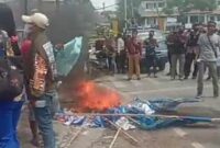 Sejumlah Massa Aksi sedang mencabut dan membakar Atribut Partai Demokrat di Depan Kantor DPD Partai Demokrat NTT (Foto: Dule Dubu/Savanaparadise.com)
