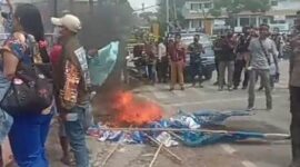 Sejumlah Massa Aksi sedang mencabut dan membakar Atribut Partai Demokrat di Depan Kantor DPD Partai Demokrat NTT (Foto: Dule Dubu/Savanaparadise.com)