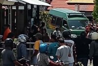 Para Nasaba melakukan aksi blokade jalan saat mobil tahanan Jaksa lewat di halaman Kantor Pengadilan Negeri Ende (Foto: Paskalis)
