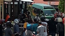 Para Nasaba melakukan aksi blokade jalan saat mobil tahanan Jaksa lewat di halaman Kantor Pengadilan Negeri Ende (Foto: Paskalis)