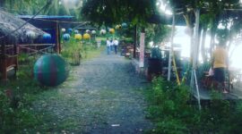 Terlihat Beberapa Pengunjung sedang menikmati udara segar di Nangalala Beach (Foto: Chen Rasi/Savanaparadise.com)