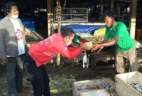 DPD PSI Sumba Tengah Bagikan Rice Box kepada   Pedagang Ikan di Pasar Inpres Waibakul (Foto: Umbu Sorung/Savanaparadise.com)