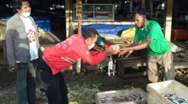 DPD PSI Sumba Tengah Bagikan Rice Box kepada   Pedagang Ikan di Pasar Inpres Waibakul (Foto: Umbu Sorung/Savanaparadise.com)