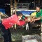 DPD PSI Sumba Tengah Bagikan Rice Box kepada   Pedagang Ikan di Pasar Inpres Waibakul (Foto: Umbu Sorung/Savanaparadise.com)