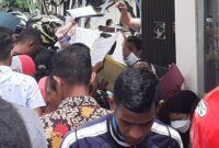 Para calon Tenaga Kontrak (Teko) yang berusaha memasukan berkasnya lewat pintu belakang kantor BKDPSDM TTU (Foto : Yuven Abi/Savana paradise.com)