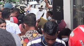 Para calon Tenaga Kontrak (Teko) yang berusaha memasukan berkasnya lewat pintu belakang kantor BKDPSDM TTU (Foto : Yuven Abi/Savana paradise.com)