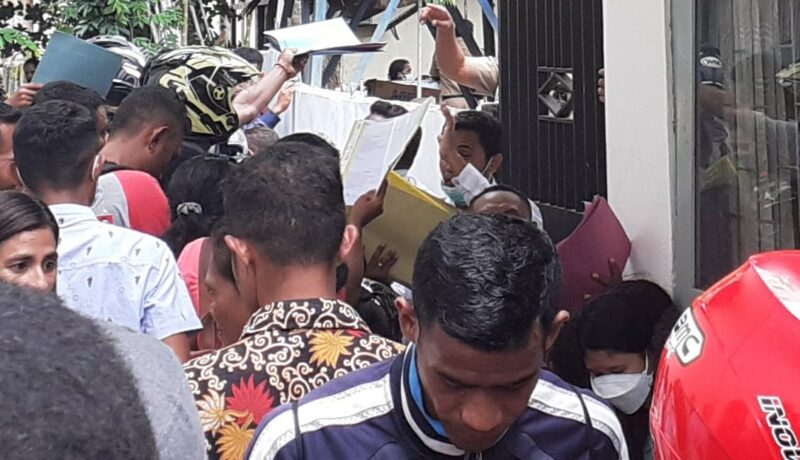 Para calon Tenaga Kontrak (Teko) yang berusaha memasukan berkasnya lewat pintu belakang kantor BKDPSDM TTU (Foto : Yuven Abi/Savana paradise.com)