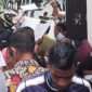 Para calon Tenaga Kontrak (Teko) yang berusaha memasukan berkasnya lewat pintu belakang kantor BKDPSDM TTU (Foto : Yuven Abi/Savana paradise.com)