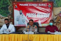 Kapolres Sumba Barat, AKBP, FX Irwan Arianto sedang memberikan keterangan pers (Foto: Umbu Sorung/Savanaparadise.com)