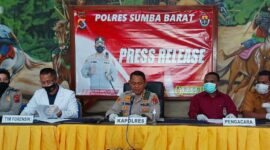 Kapolres Sumba Barat, AKBP, FX Irwan Arianto sedang memberikan keterangan pers (Foto: Umbu Sorung/Savanaparadise.com)