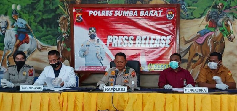 Kapolres Sumba Barat, AKBP, FX Irwan Arianto sedang memberikan keterangan pers (Foto: Umbu Sorung/Savanaparadise.com)