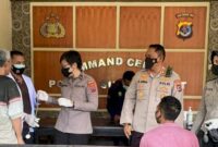 Biddokes Polda NTT lagi periksa tahanan di Polres Sumba Barat (Foto: Istimewa)