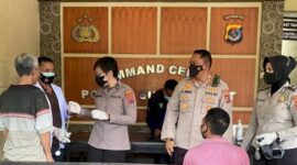 Biddokes Polda NTT lagi periksa tahanan di Polres Sumba Barat (Foto: Istimewa)
