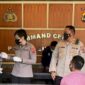 Biddokes Polda NTT lagi periksa tahanan di Polres Sumba Barat (Foto: Istimewa)