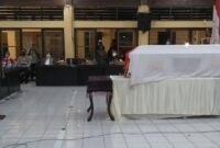 Anggota DPRD Kabupaten memberikan penghormatan terakhir kepada Jenazah Baltasar Sayetua (Foto: Chen Rasi/Savanaparadise.com)