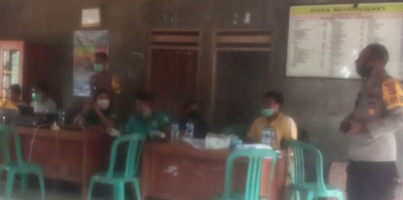 Suasana Pelaksanaan Vaksinasi di Desa Ramedue (Foto: Dule Dubu/Savanaparadise.com)