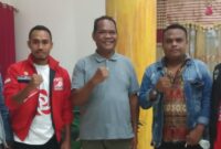 Wakil Bupati Sumba Tengah, Ir Daniel Landa (Tengah) foto bersama DPD PSI (Foto: Umbu Sorung/ Savanaparadise.com)