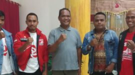 Wakil Bupati Sumba Tengah, Ir Daniel Landa (Tengah) foto bersama DPD PSI (Foto: Umbu Sorung/ Savanaparadise.com)