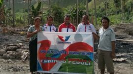 DPD Perindo berbagi kasih dengan korban kebakaran di Sumba Timur (Foto: Umbu Sorung/Savanaparadise.com)