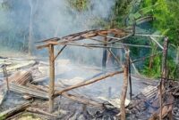 Satu rumah warga di Sumba Timur ludes terbakar (Foto: Umbu Sorung/Savanaparadise.com)