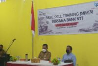 Bupati Kabupaten Ende, Djafar Achmad (kiri) yang didampingi oleh Manajer Bank NTT Cabang Ende, Fransiskus Boli Tobi (Kanan), saat membuka kegiatan pelatihan "Basic Skill Training Barista yang diselenggarakan Bank NTT (Foto: Chen Rasi/Savanaparadise.com)