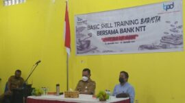 Bupati Kabupaten Ende, Djafar Achmad (kiri) yang didampingi oleh Manajer Bank NTT Cabang Ende, Fransiskus Boli Tobi (Kanan), saat membuka kegiatan pelatihan 