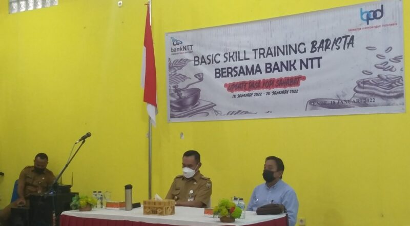 Bupati Kabupaten Ende, Djafar Achmad (kiri) yang didampingi oleh Manajer Bank NTT Cabang Ende, Fransiskus Boli Tobi (Kanan), saat membuka kegiatan pelatihan 