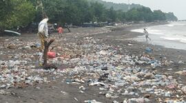 Bertebaran sampah di sepanjang pesisir Pantai Pasar Mbongawani Ende, Senin (17/01/22) (Foto: Chen Rasi/Savanaparadise.com)