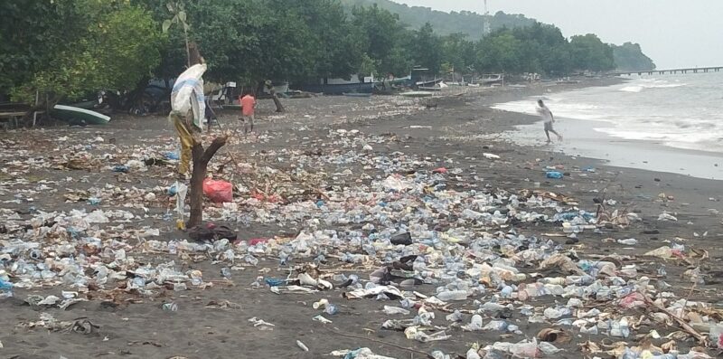Bertebaran sampah di sepanjang pesisir Pantai Pasar Mbongawani Ende, Senin (17/01/22) (Foto: Chen Rasi/Savanaparadise.com)