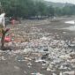 Bertebaran sampah di sepanjang pesisir Pantai Pasar Mbongawani Ende, Senin (17/01/22) (Foto: Chen Rasi/Savanaparadise.com)