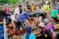 Anggota Satgas Pamtas RI-RDTL Yonif 743/PSY, pos Inbate, bersama masyarakat Desa Inbate, gotong royong selesaikan pembangunan gereja (Foto : Dok. Satgas 743 Pos Inbate)