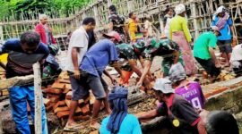 Anggota Satgas Pamtas RI-RDTL Yonif 743/PSY, pos Inbate, bersama masyarakat Desa Inbate, gotong royong selesaikan pembangunan gereja (Foto : Dok. Satgas 743 Pos Inbate)