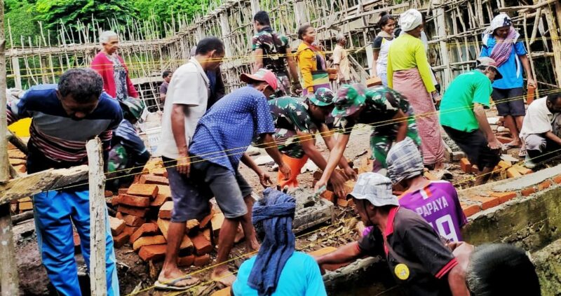 Anggota Satgas Pamtas RI-RDTL Yonif 743/PSY, pos Inbate, bersama masyarakat Desa Inbate, gotong royong selesaikan pembangunan gereja (Foto : Dok. Satgas 743 Pos Inbate)