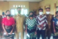 Penyerahan bantuan bahan tenun ikat secara simbolik kepada 114 Warga di Aula serba guna Kantor Camat Hawu Mehara (Foto: Dule Dubu/Savanaparadise.com)